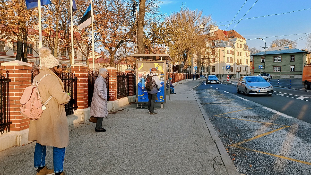 Orang-orang menunggu bus